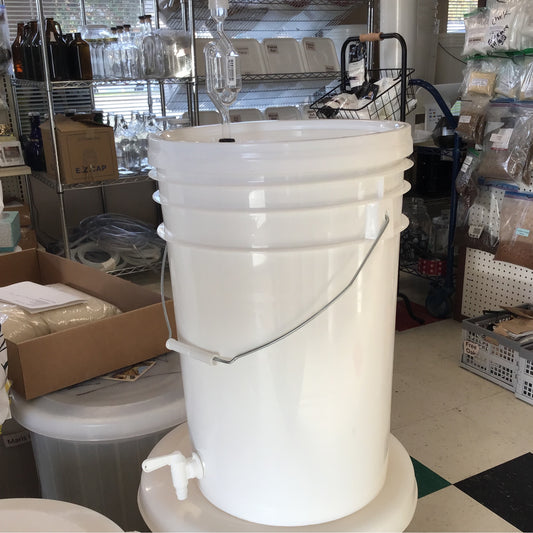 6 gallon Bucket Fermenter with gasket airlock and spigot